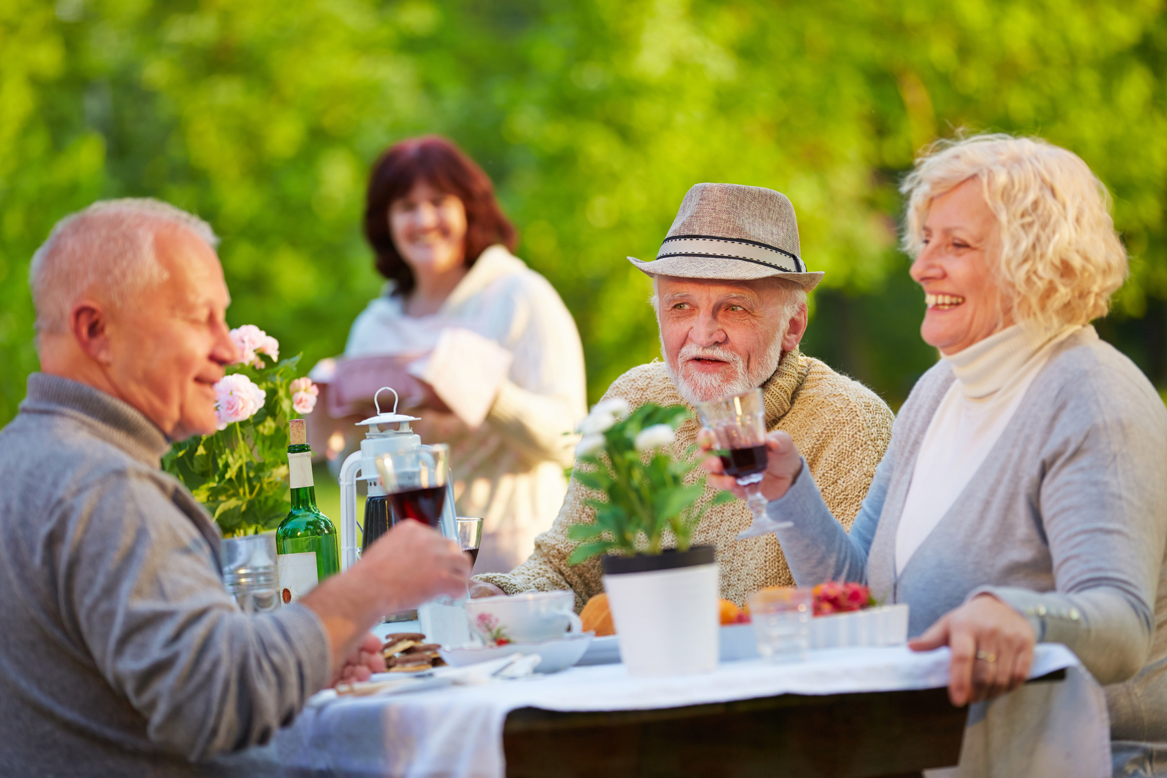 Golf Club Murtal  Senioren beim Geburtstag feiern im Garten